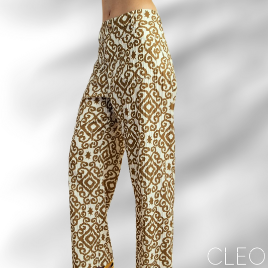 Pantalón blanco y mostaza oscuro